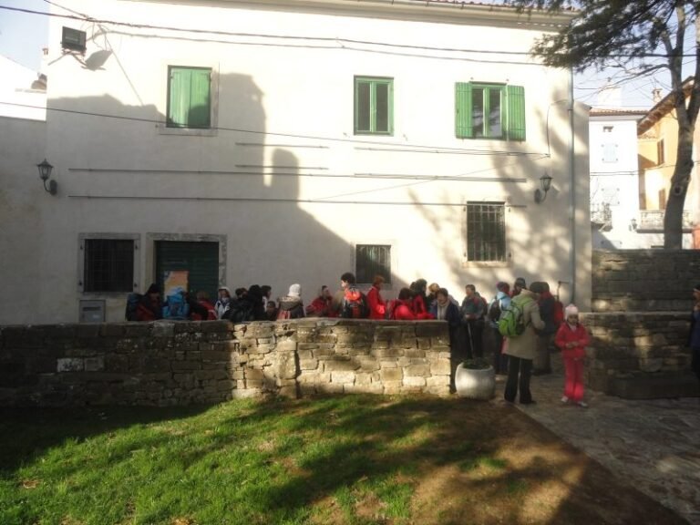 Skupina planinara ispred kamenih kuća u Grožnjanu
