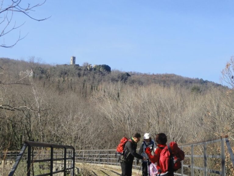 Planinari na mostu Parenzane s pogledom na brdo s kulom