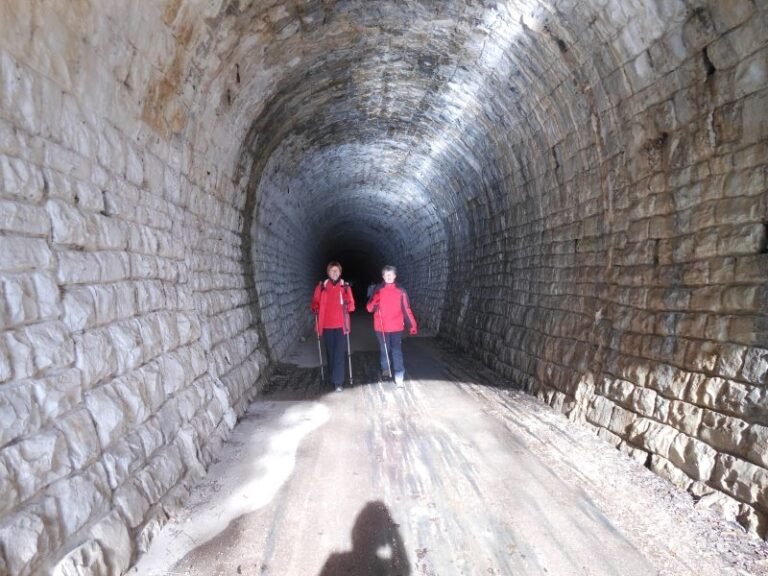 Dvije planinarke u kamenom tunelu stare pruge Parenzana